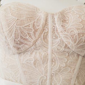 Vera Wang White Wedding Dress and Veils